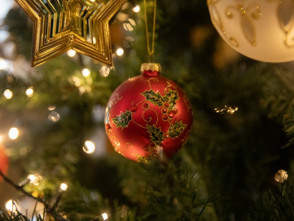 Ceramic Christmas bauble painting with Potterarti