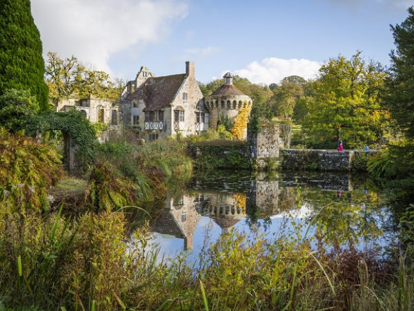 Outdoor Theatre: Noel Coward's 'Present Laughter' - Scotney Castle