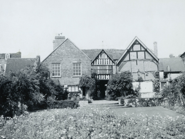 NeuNoir presents Algernon Blackwood’s The Listener at Greyfriars' House and Garden