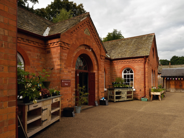 Blossom flower arranging workshop using vintage brick moulds