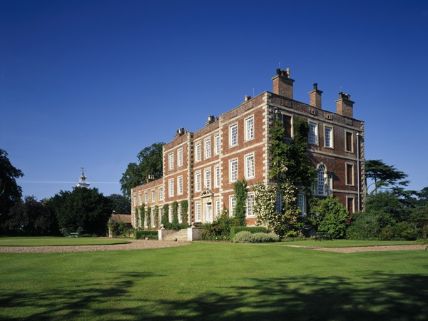 Art in the Garden with Bridget Jones