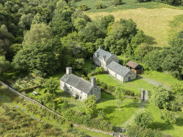 Darlith gan yr hanesydd Hedd ap Emlyn | Lecture by historian Hedd ap Emlyn