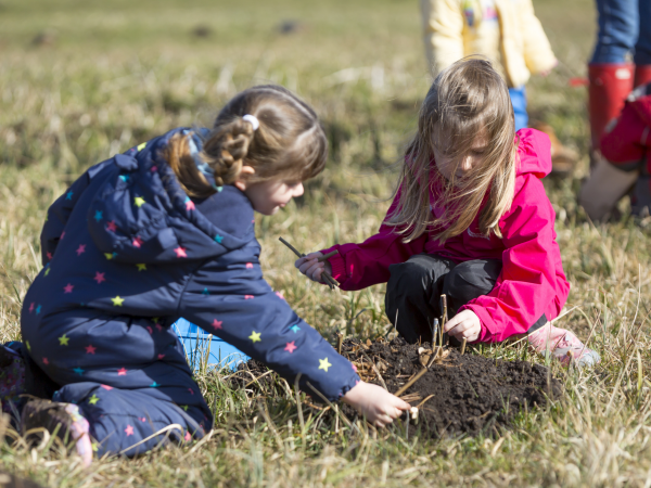Discover the dirt! Outdoor family fun, celebrating Peat.